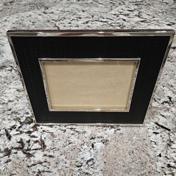 BRAND NEW AND RARE BURBERRY BLACK LEATHER AND POLISHED NICKEL 4 X 6" PHOTO FRAME - Picture 1 of 12